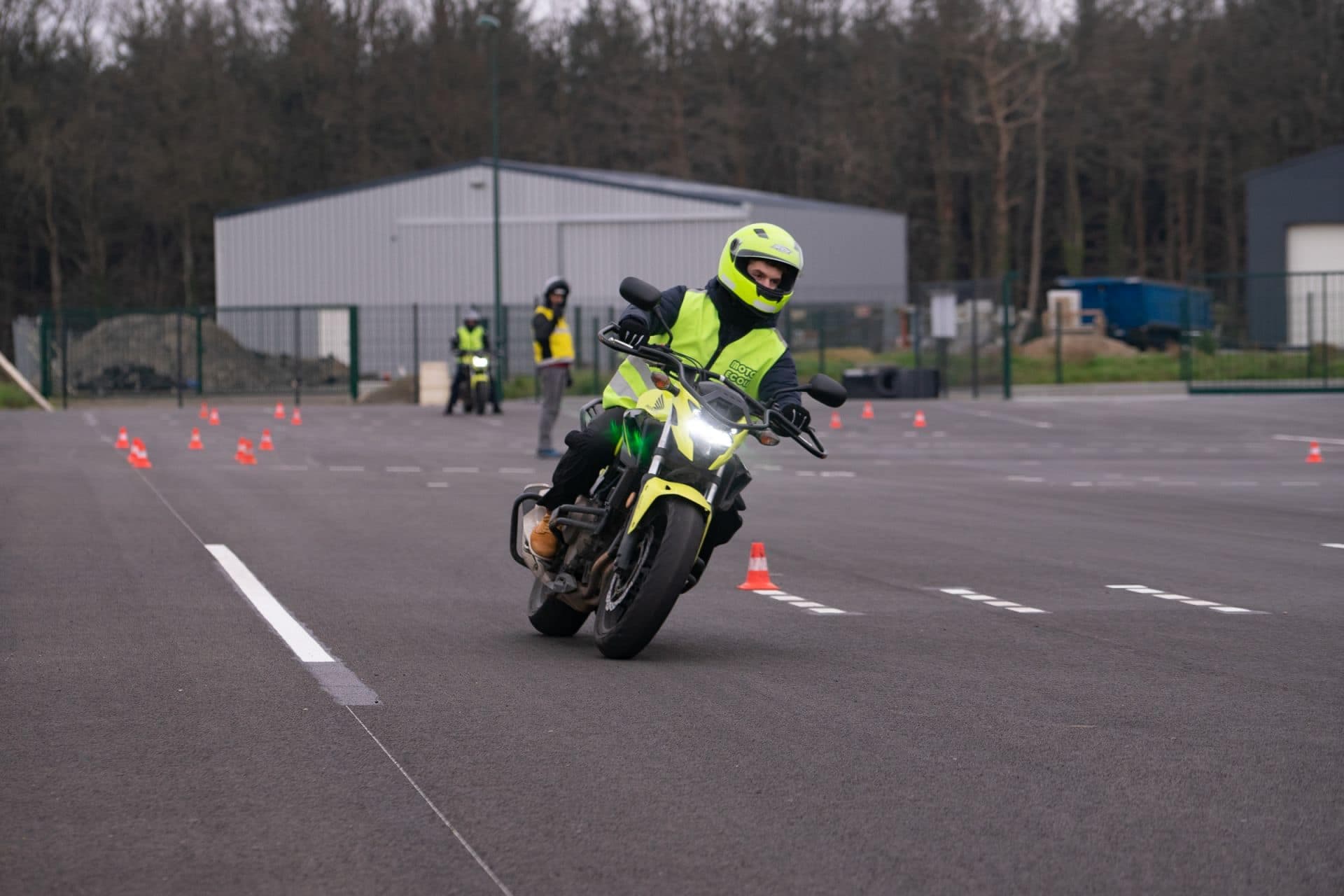 Élève moto en formation sur la piste Objectif Permis de Guiclan, encadré par un moniteur